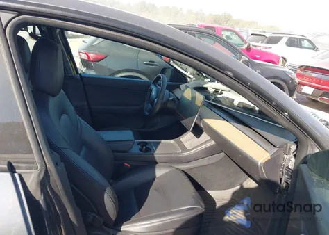 2022 Tesla Model Y Long Range Dual Motor All-Wheel Drive z USA, uszkodzony, nr VIN 7SAYGAEE4NF400129